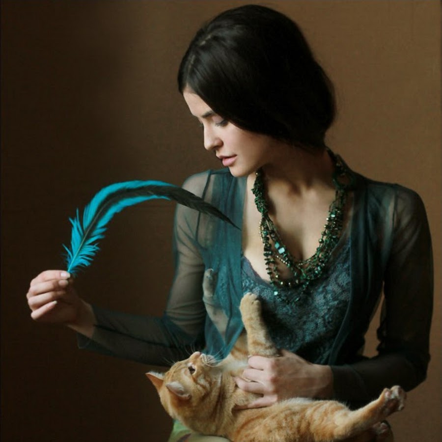 женщина с кошкой. девушка с бенгальской кошкой. фульвио де маринис картины. женщина с кошкой. независимая девушка.