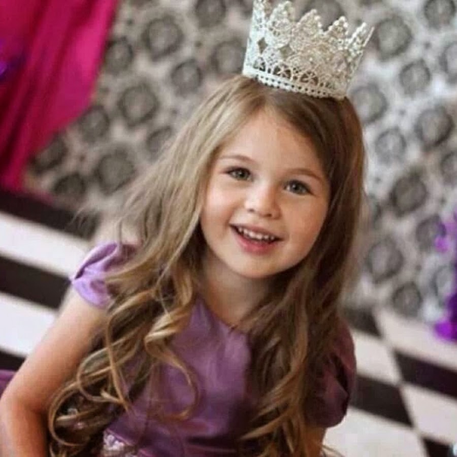 Дочь принцесса. Мама и дочь в коронах. Дочь принцессы рениры. Маленькие дочки. Дочка принцесса.