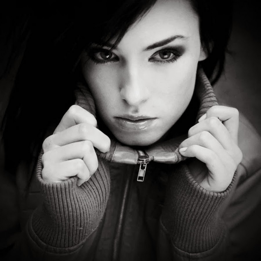 Меган фокс в черном. Наглые девчонки. Фотосессия на фоне кирпичной стены. Кейт аптон в очках солнечных. Дерзкая девушка.