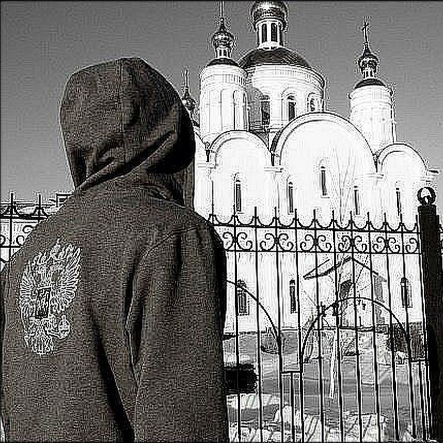 Фото на фоне церкви