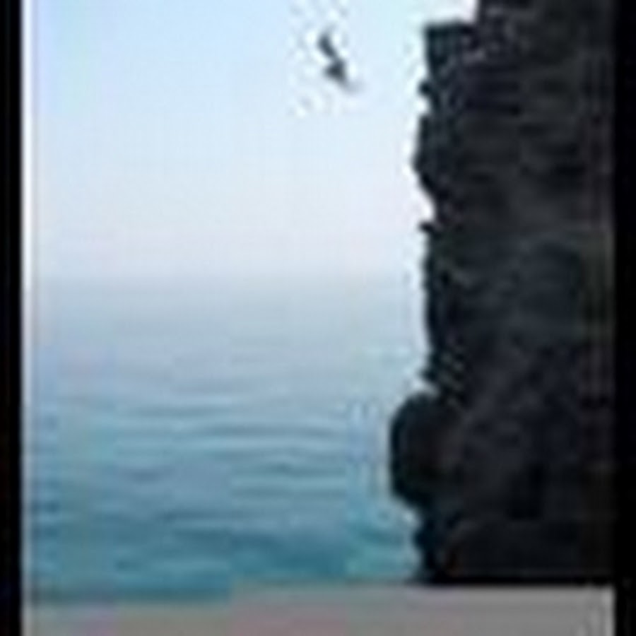 прыжок со скалы в море