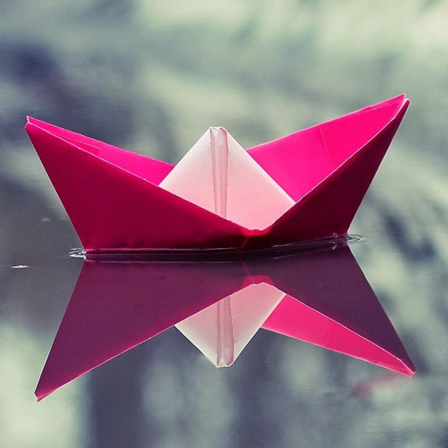 Бумажный кораблик в ручье. Левитанский кораблик. Милые кораблики. Корабль детства уплывает в детство. Корабль по морю плывет.