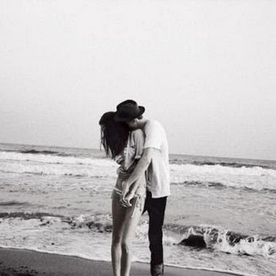 Парень и девушка в океане. Влюбленные у океана. Пара на море. Парень и девушка обнимаются на берегу моря. Двое под водой.