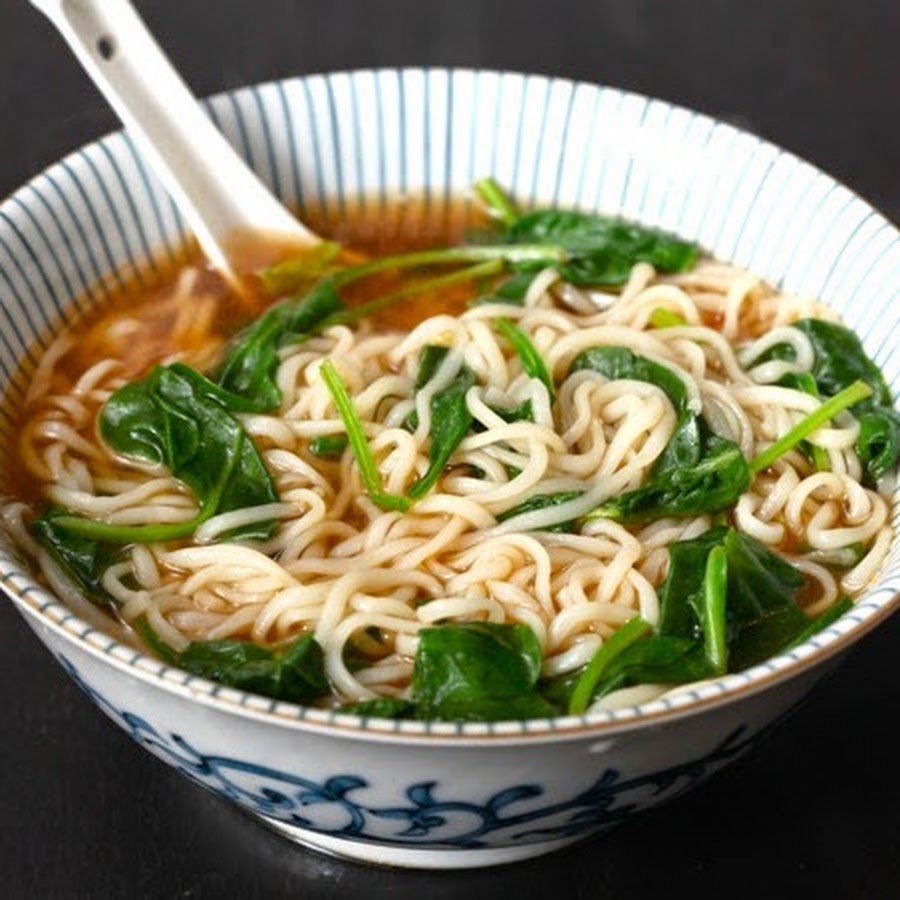 Макароны на сковородке. Корейская кухня рамен. Лапша быстрого приготовления фон. Лапша быстрого приготовления рецепты. Блюда из быстрой лапши.