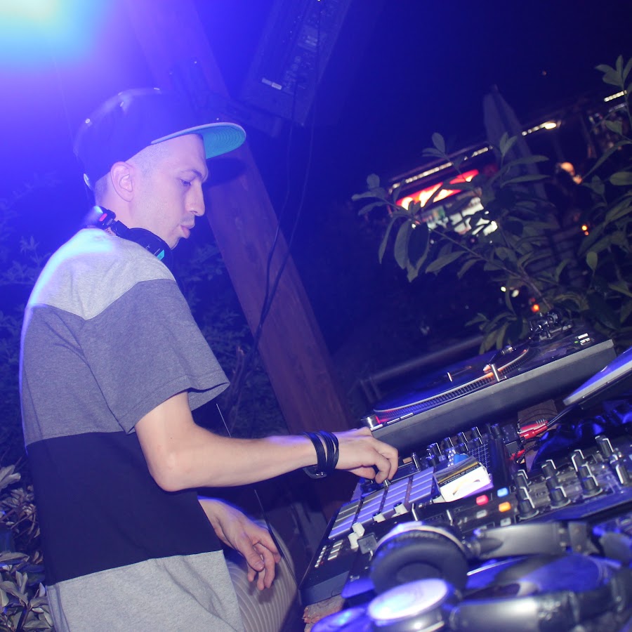 Диджей на фронте. Dj over. Dj японец. Диджей квартал луи. Диджей блондин.