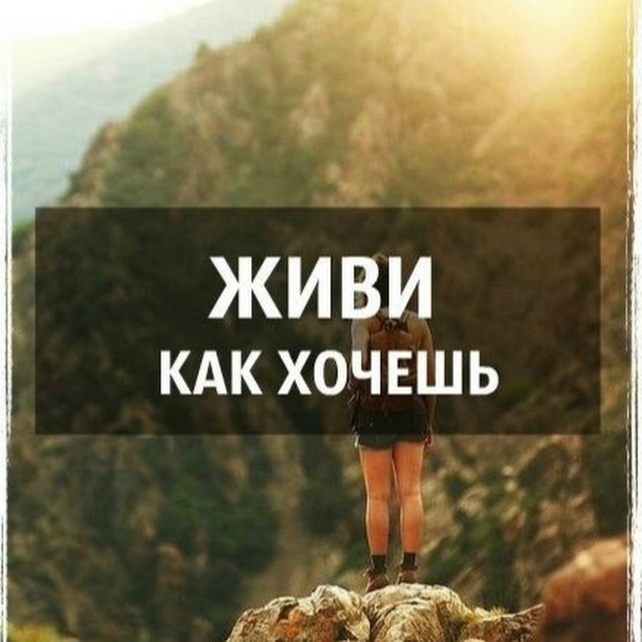 Девушка с рюкзаком в горах