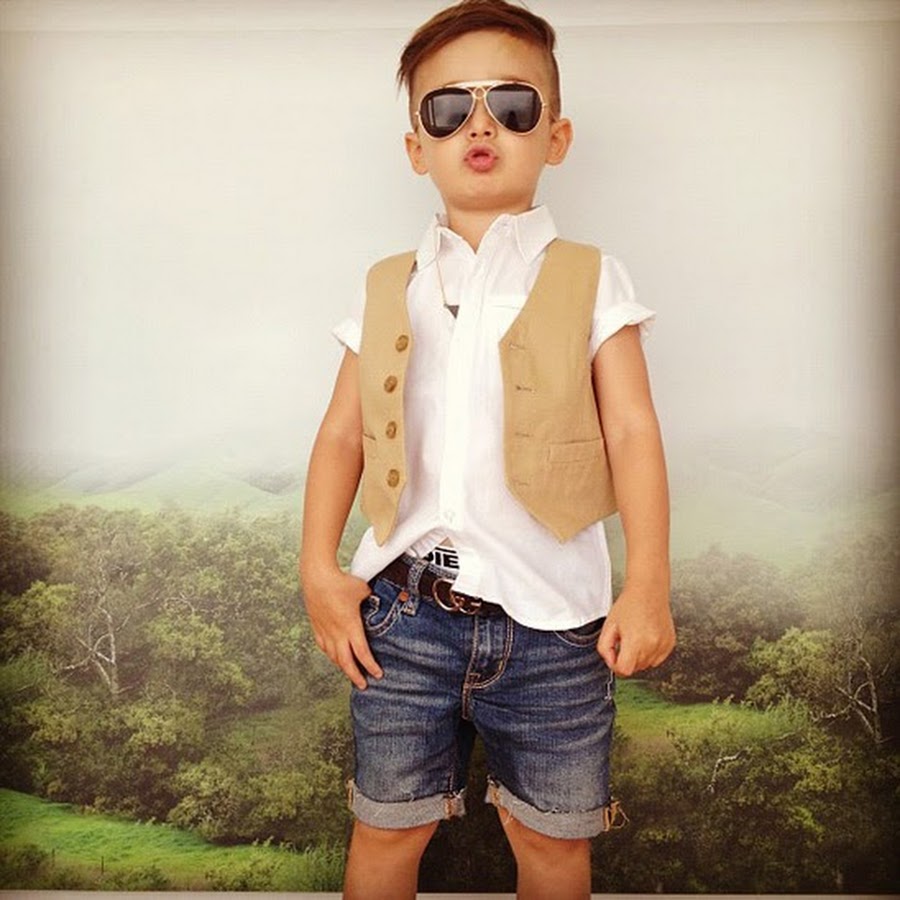 Мальчик стильно одет. Алонсо Маттео 2022. Стильный образ для мальчика. Модные образы для мальчиков. Стильная одежда для мальчиков 6-7 лет.