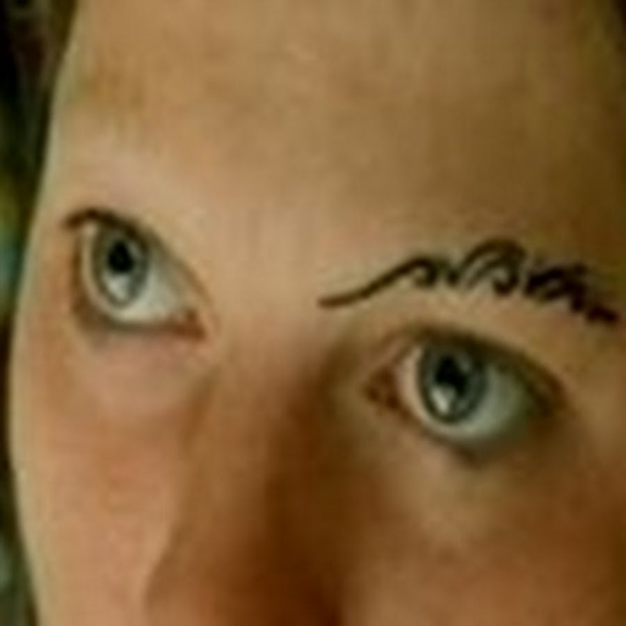 Двигает бровями. Трясется бровь. Удивленные брови. Двигает бровями. Жуткие брови.