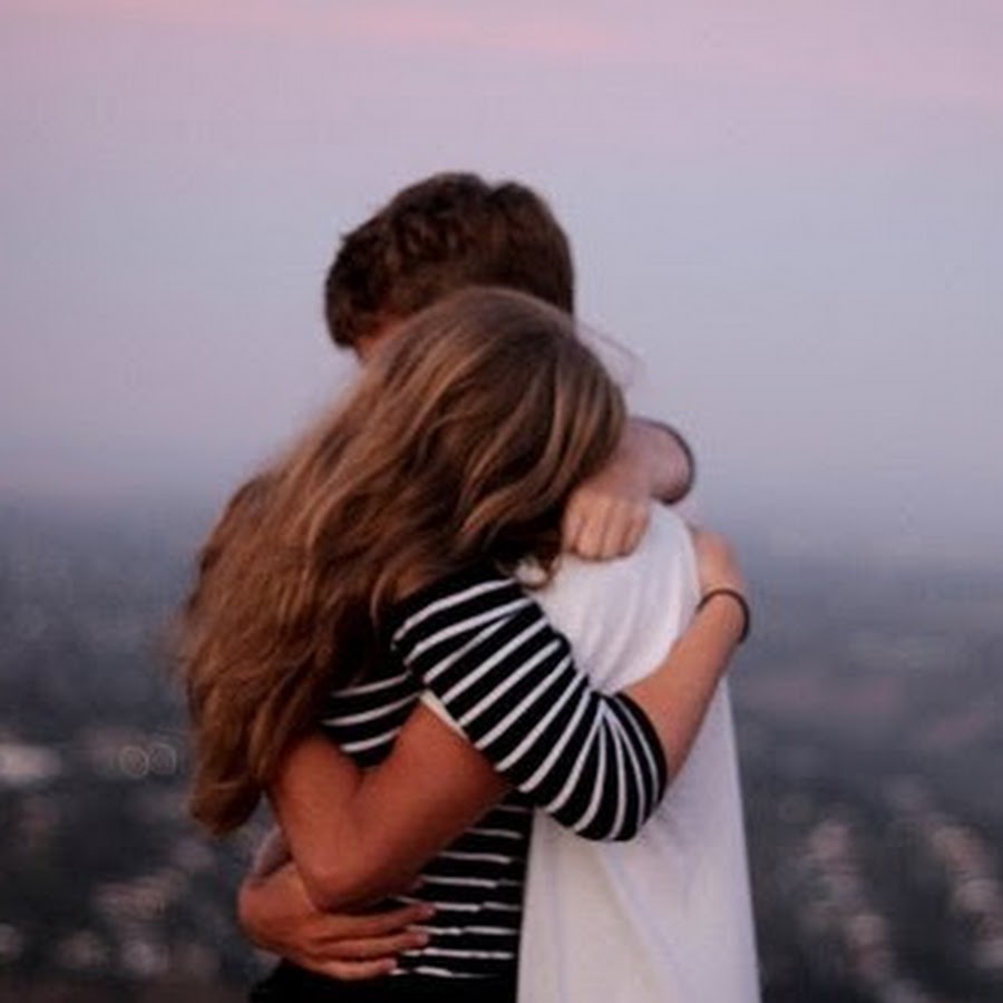 За обнимать или заобнимать. Обнял или обнял ударение. Парень обнимает девушку за талию. Объятия анимация. Обнял куда ударение.