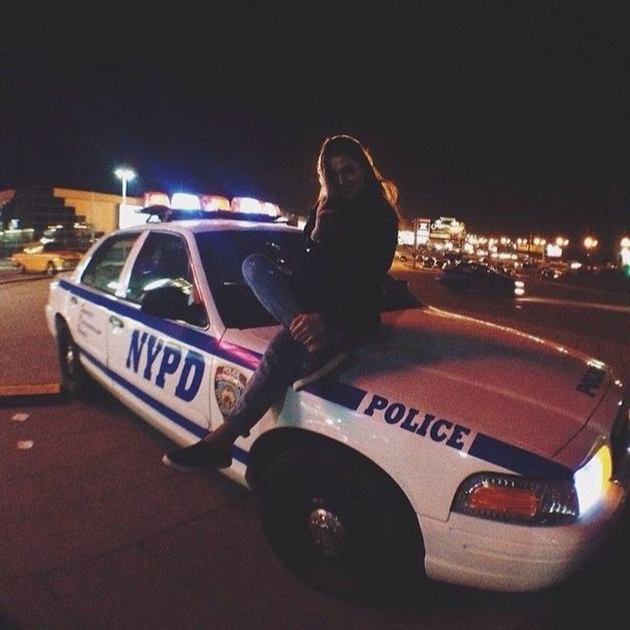 Девушка полицейский и автомобиль. Полиция девочки машины. Полиция девочки машины. Девушка на полицейской машине. Девушки и авто.