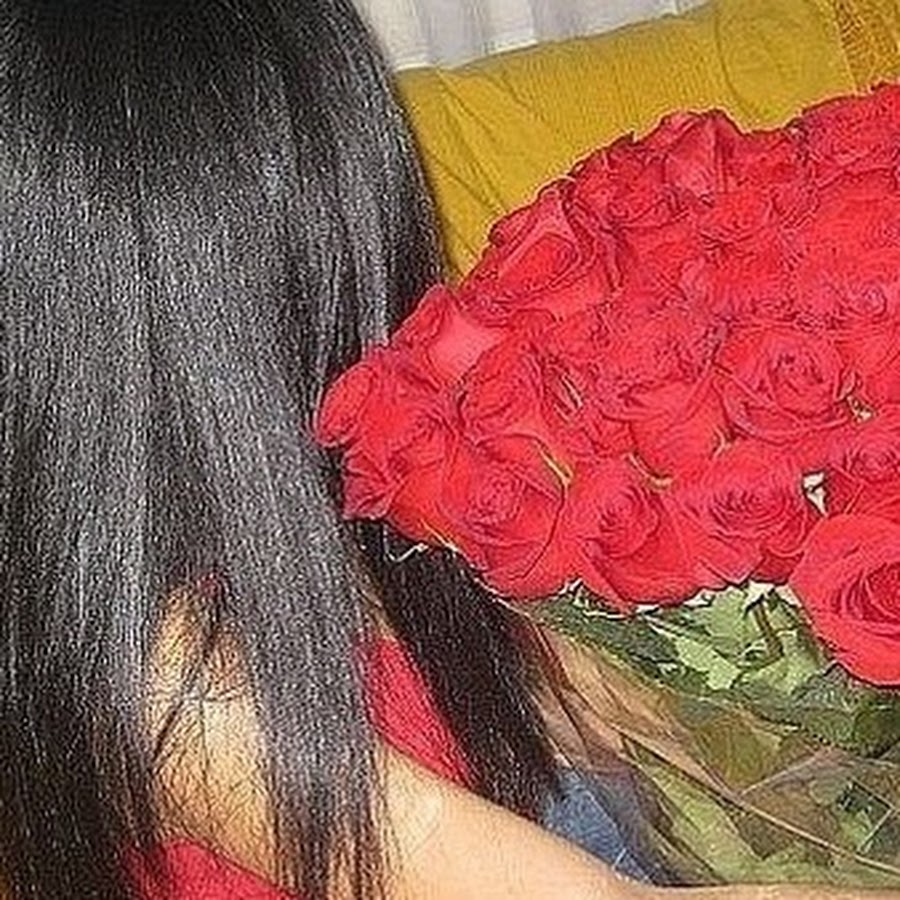 Брюнетка с букетом цветов. Брюнетка с букетом цветов. Брюнетка с букетом цветов. Брюнетка с цветами. Брюнетка с розами.