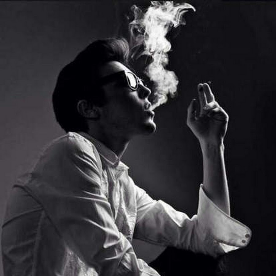 курящий молодой человек. курящий молодой человек. мужчина с сигаретой. мужчина закуривает сигарету. курящий молодой человек.