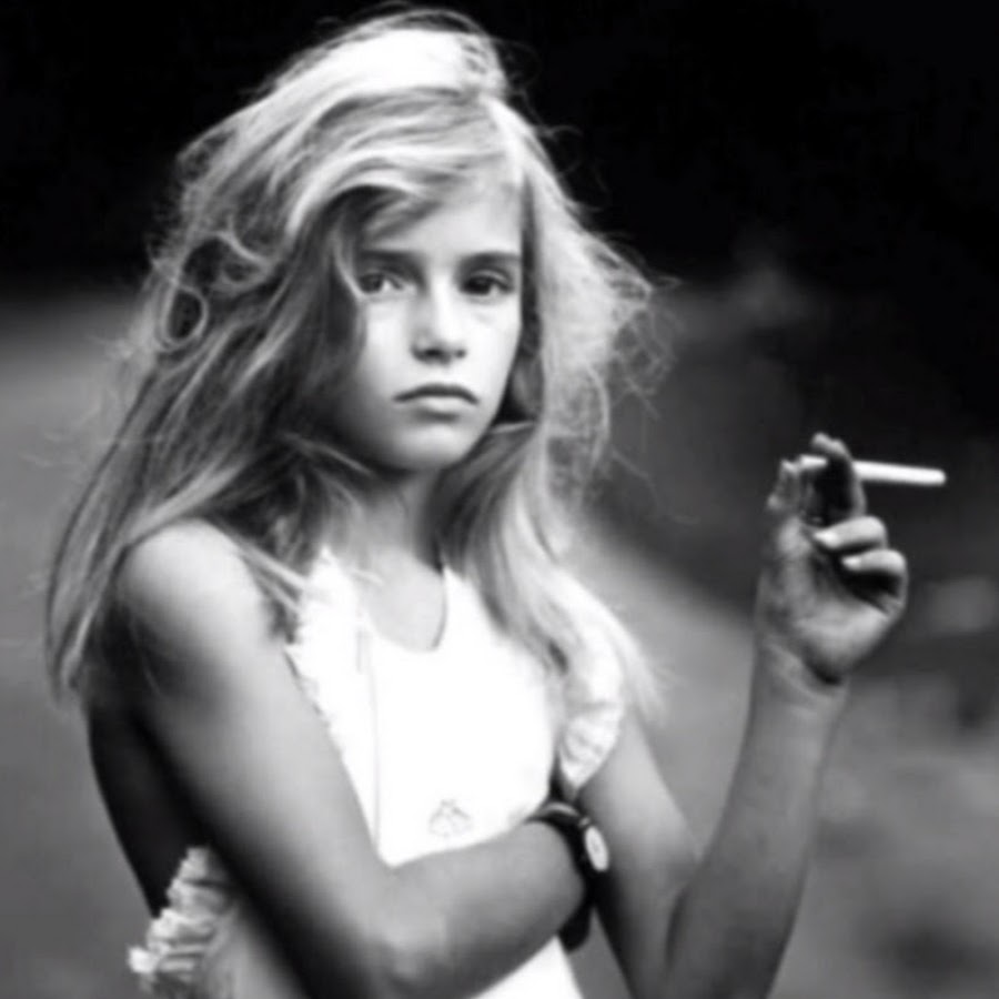 Ретро малолетних. Салли Манн Candy cigarette. Салли Манн Sally. Салли Манн «в двенадцать лет: портреты молодых женщин».