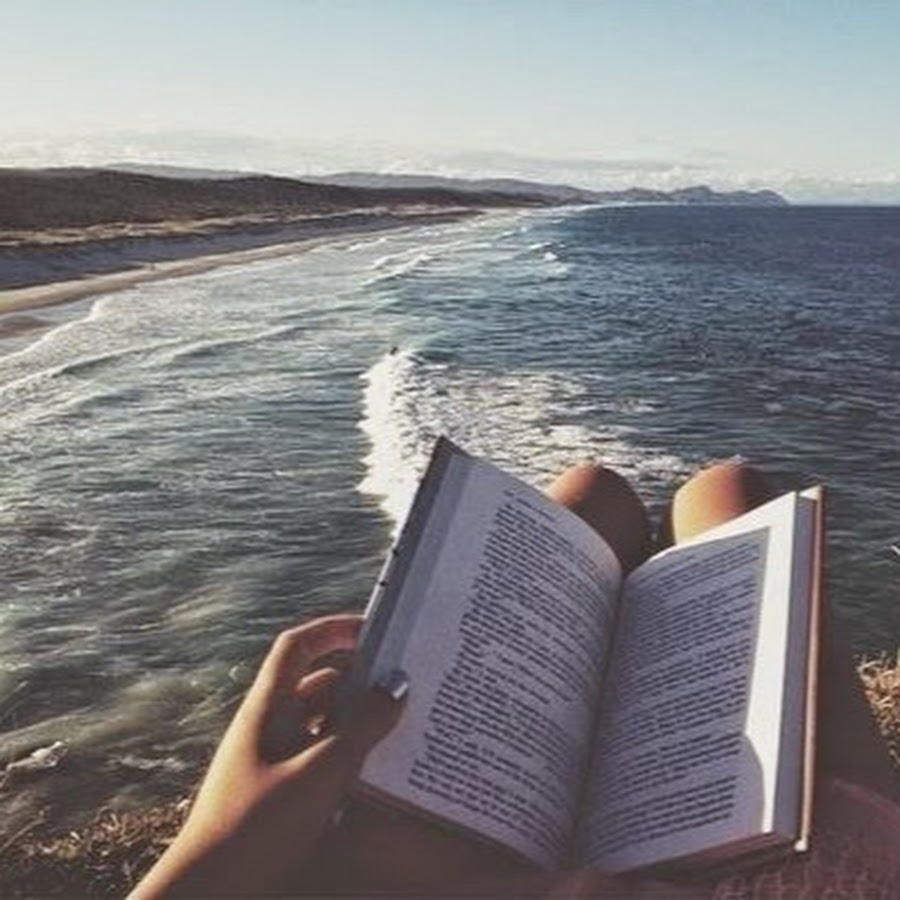 Книга от первого лица. Фотосессия с книгой. Чтение на море. Книга море. Чтение книг у моря Эстетика.