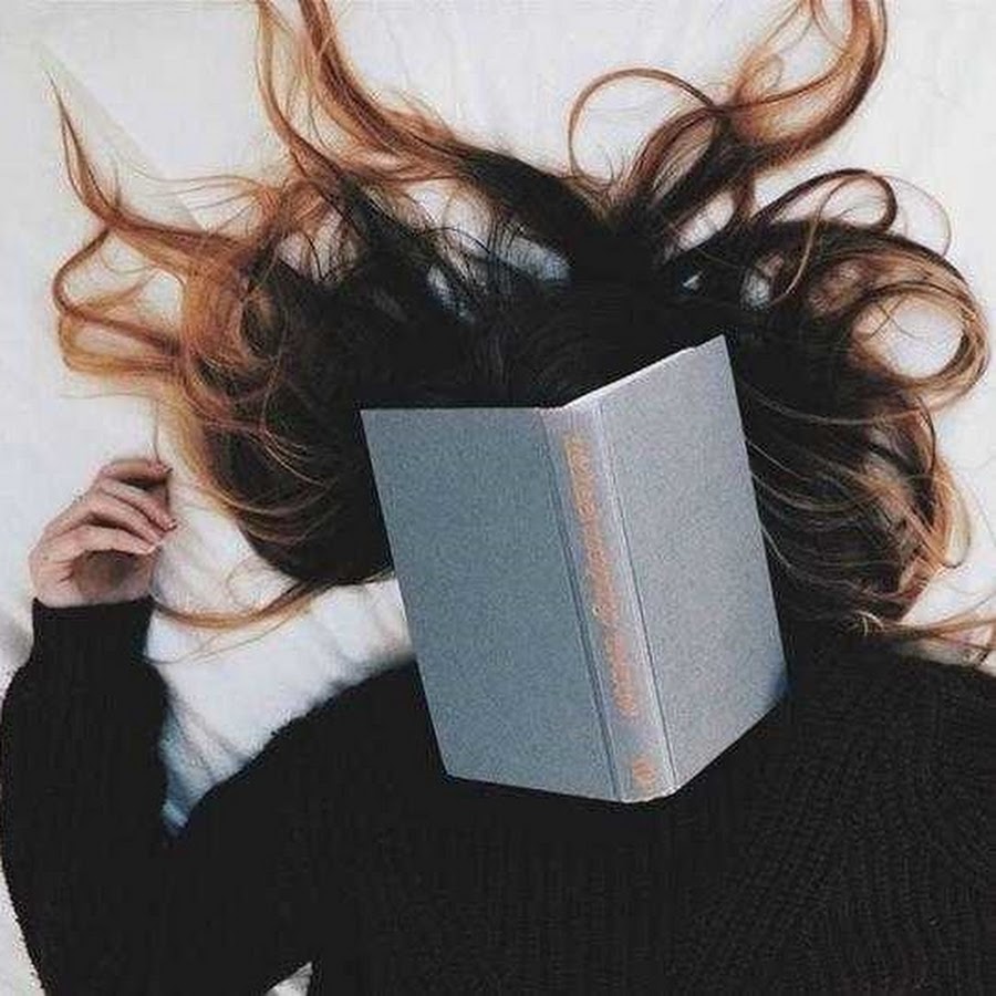 Лицо закрыто книгой