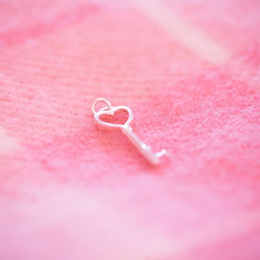 Розовый ключ. Ювелирное украшение ключик. Ключ шаблон. Pink key. Ключ розового цвета.