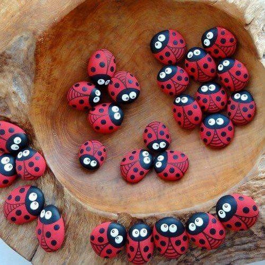 Божья коровка из камушка