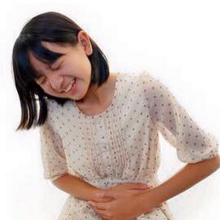 Болит животик у ребенка. Женщина с грелкой. Цистит у детей. Женщина с грелкой на животе. Боли в животе лёжа.