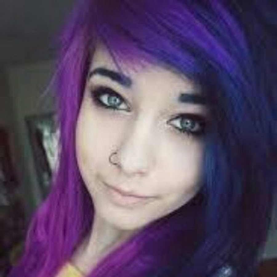 Scene hair. Эмо с фиолетовыми волосами. Эмо с яркими волосами. Челкастые с яркими волосами. Челкастик с фиолетовыми волосами.