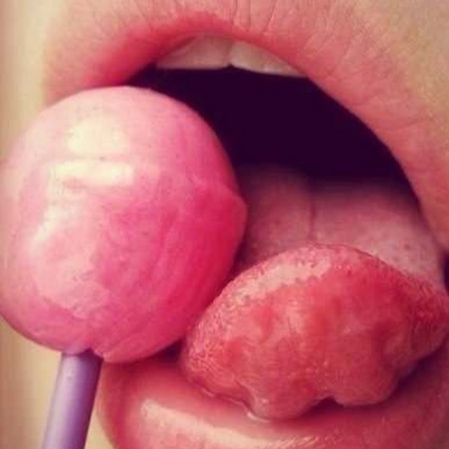 Головку поцелую. Облизывает Чупа Чупс. Чупа Чупс во рту. Розовые губы. Облизывает губы.