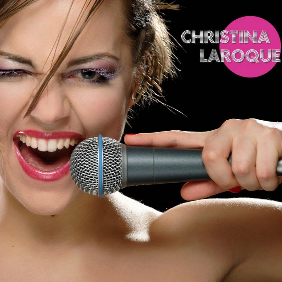 Студия звукозаписи вокал. Как сделать песню своим голосом. Как сделать песню своим голосом. Парень поет в микрофон. Создание минусовки.