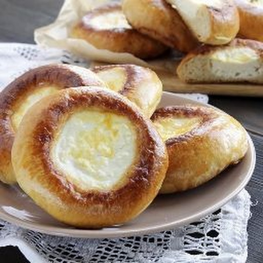 шаньга с шаньгой. выпечка сибирские шаньги. шаньга сибирская. шаньги шанежки. уральские шаньги.