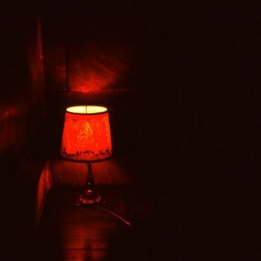 Квартал красных фонарей арт. Квартал красных фонарей амстердам витрины. Огонь красных фонарей. Фонарь с красным светом. Огонь красных фонарей.