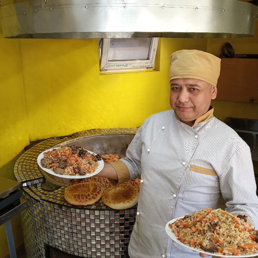 Кафе малика ижевск новоажимова. Повар узбекской кухни работа. Узбекский повар. Повар узбекской кухни работа. Повар восточной кухни.