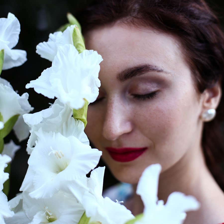 Планета в руках. Земля и луна. Планета земля текст. Планеты и боги. Earth creator.