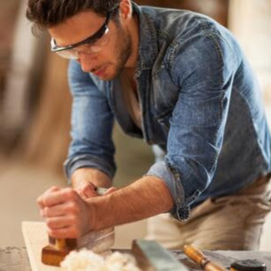 Плотник на часы. Плотник на часы. Мужчина с инструментом в руках. Плотник на часы. Отделочные работы.