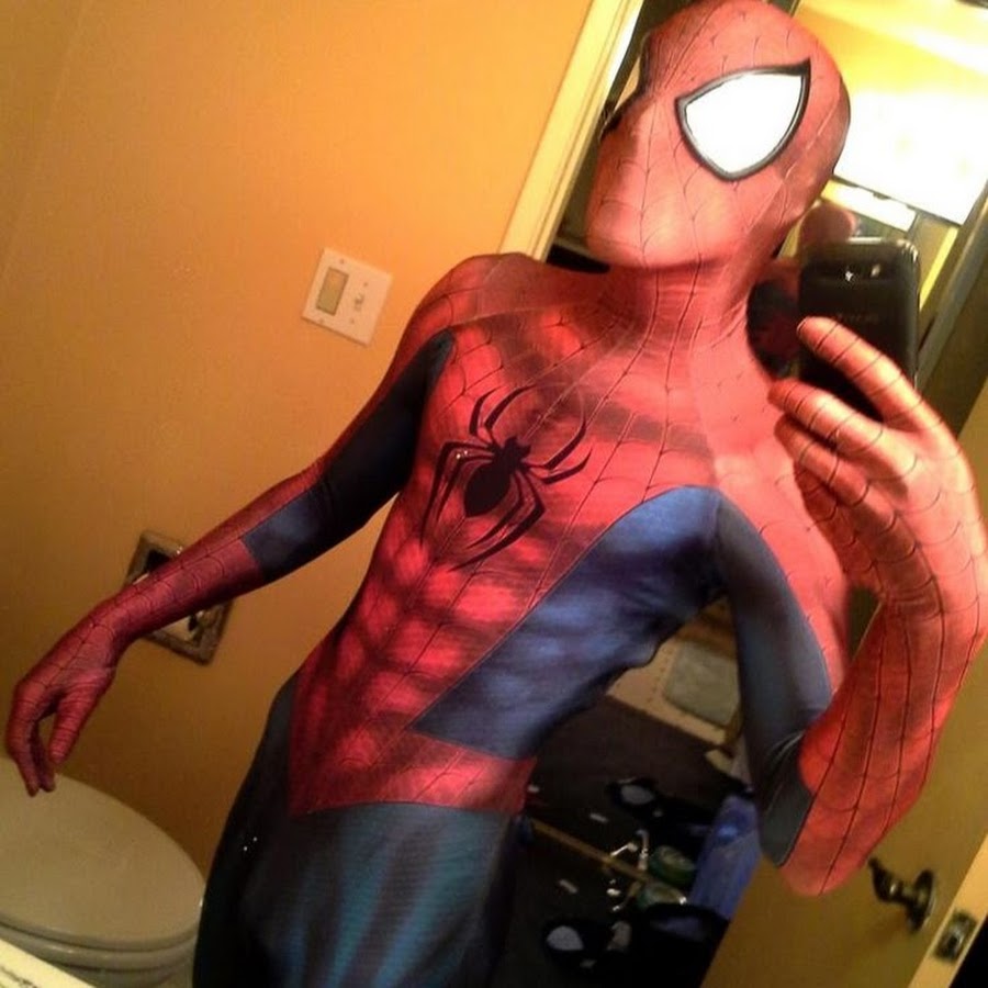 Косплей на человека паука. Реалистичный костюм человека паука. Костюм человека паука в реальной жизни. Человек в костюме человека паука. Человек паук косплей.