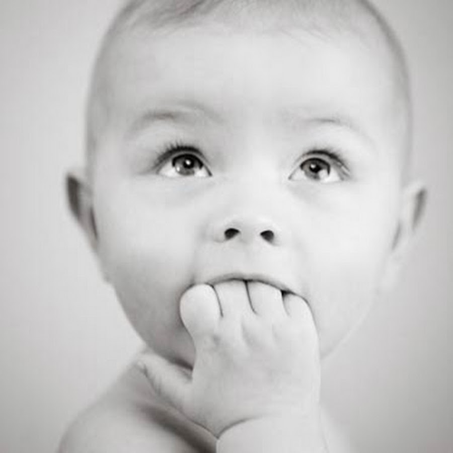 The baby is sitting. Baby think. Смешные дети. The thinking child. Baby think.