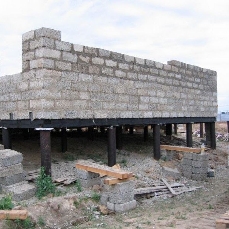 свайно-ростверковый фундамен. фундамент тисэ для газобетона. газобетон на свайном фундаменте. дом из пеноблоков на винтовых сваях. ростверк рсм1.