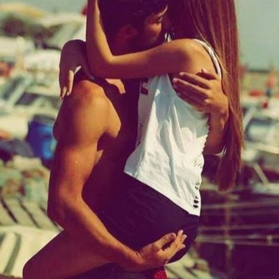 Парень и девушка. Пара эстетика подростки. Красивые парочки подростков. Парень целует девушку в лоб. Девушка с парнем и еë.