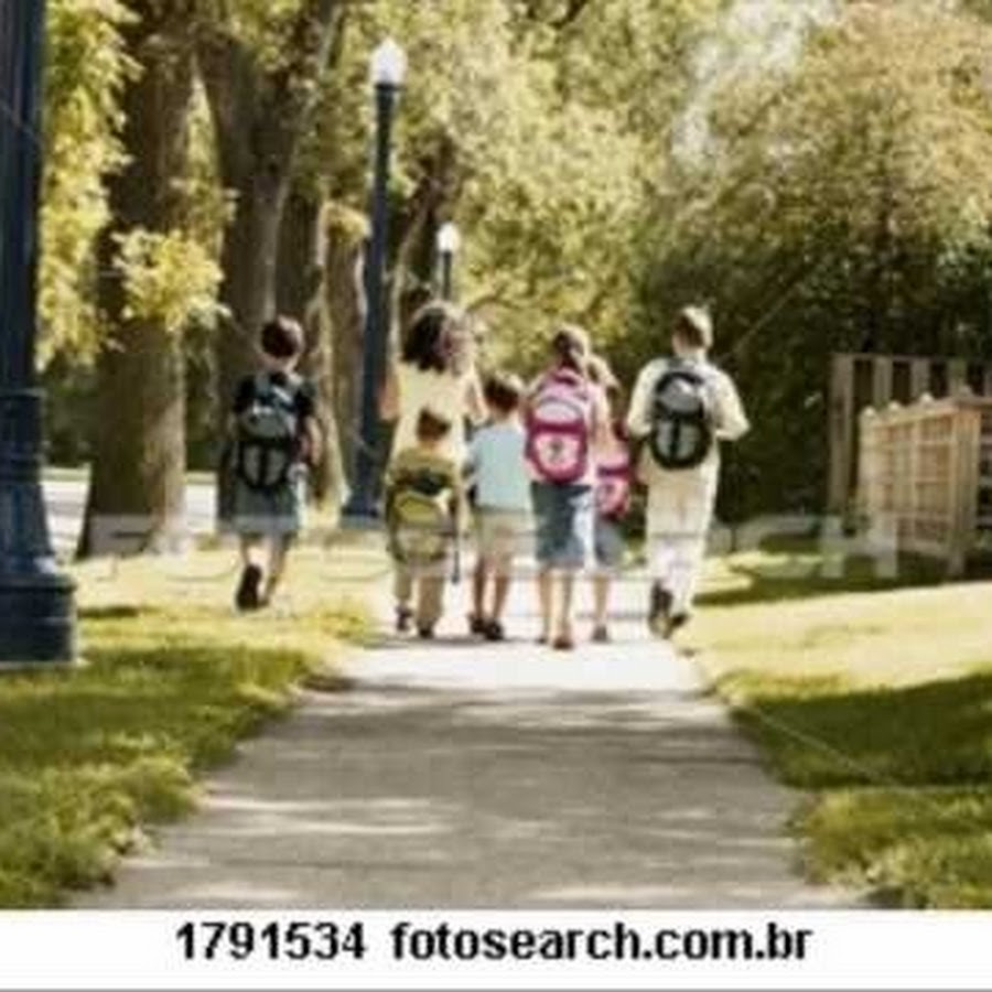 Walk school girl. Мальчик идет в школу. She not walk to school. Go to school картинка. Go to school.