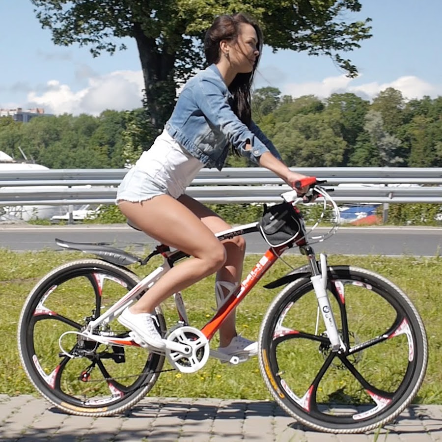 Велосипед частные объявления. Велосипед на литых дисках девушка. Литые диски на велосипед. Девушка на велосипеде с литыми дисками. Женский велосипед на литых дисках.