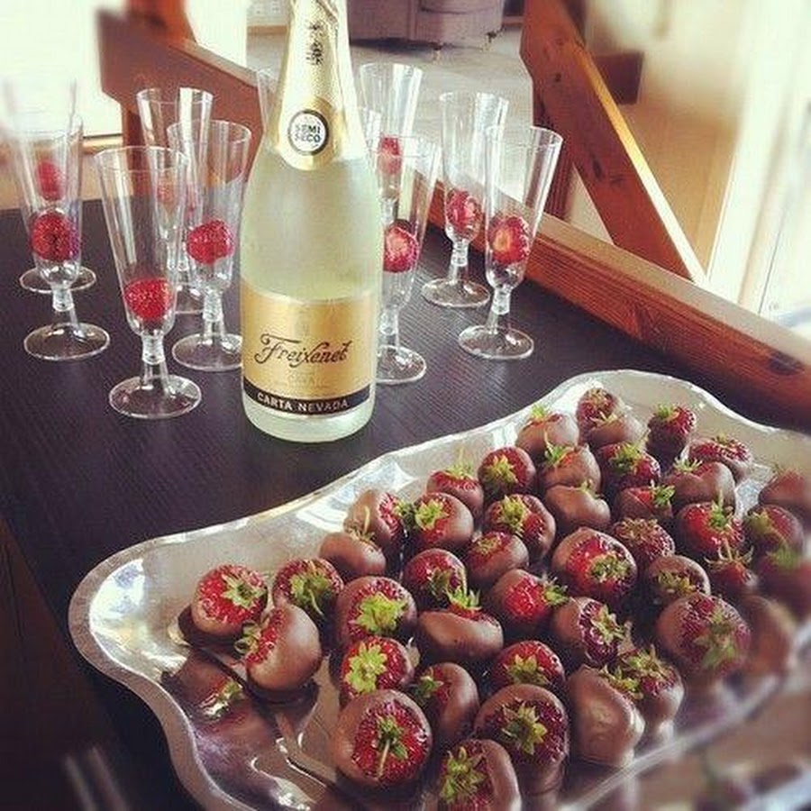 Устала хочу шампанского клубники цветов и на ручки картинки