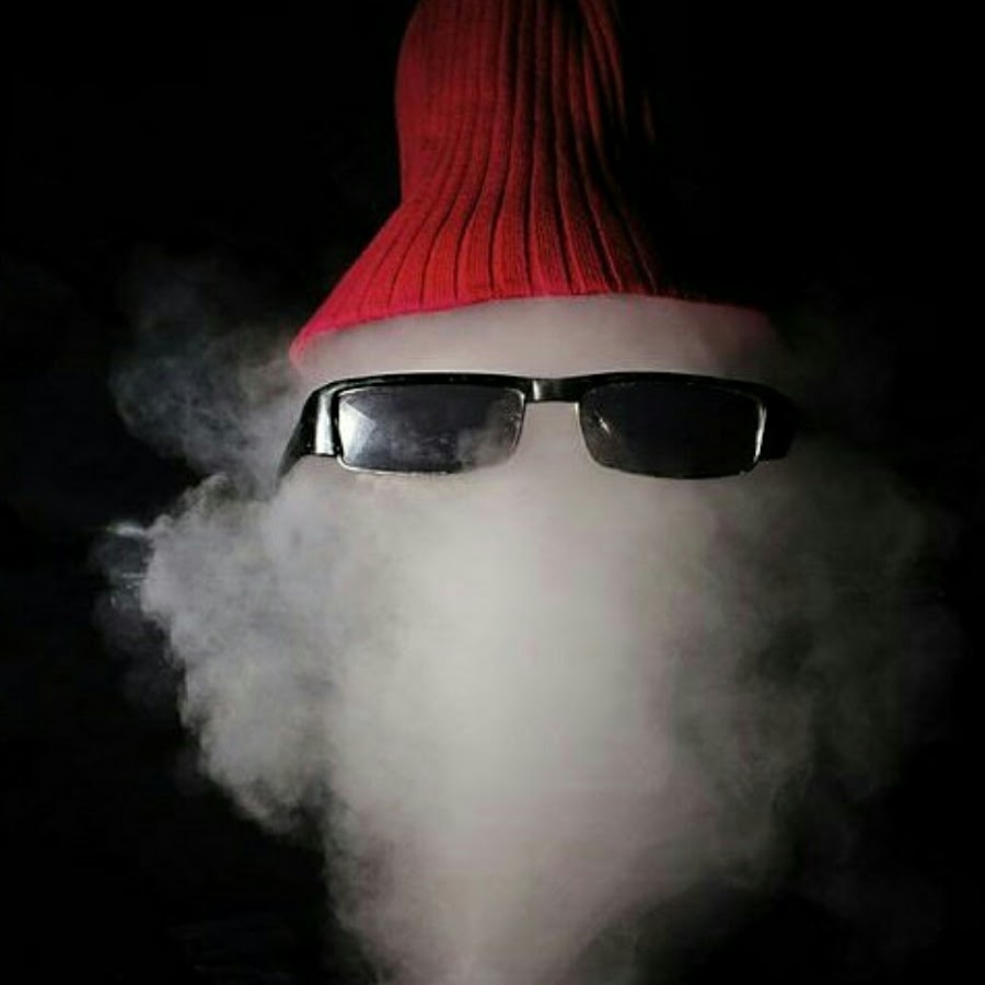 Дед дым. Человек в дыму. Фотографии с дымом. Парень с вейпом. Электронная сигарета дымит на черном фоне.