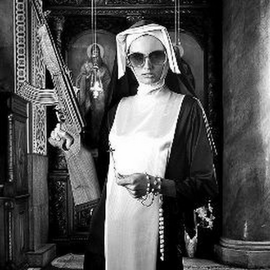 Монашка с оружием. Монашка с пистолетом. Монахиня с оружием. София летяго косплей монашка. Монашка с пистолетом.