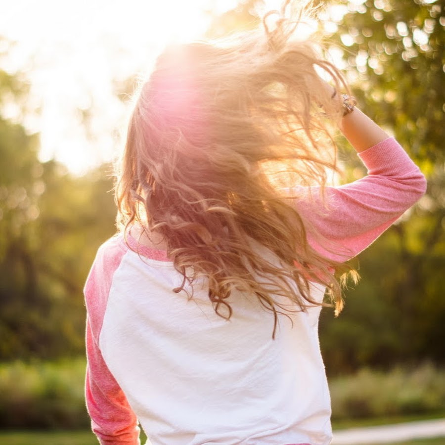 Девочка подросток со спины