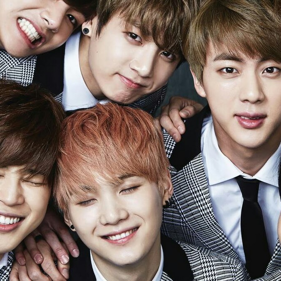 Симсионы они рассказали бтс. Bts 2017 дэсан. Bts playing in videogame. Корейская группа бтс. Бтс оне.