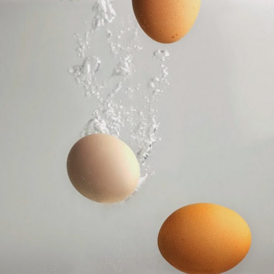 Как определить свежесть яйца в воде. Как проверить яйца в воде. Яйцо не тонет в воде. Как узнать свежесть яиц. Как определить яйцо на свежесть с помощью воды.