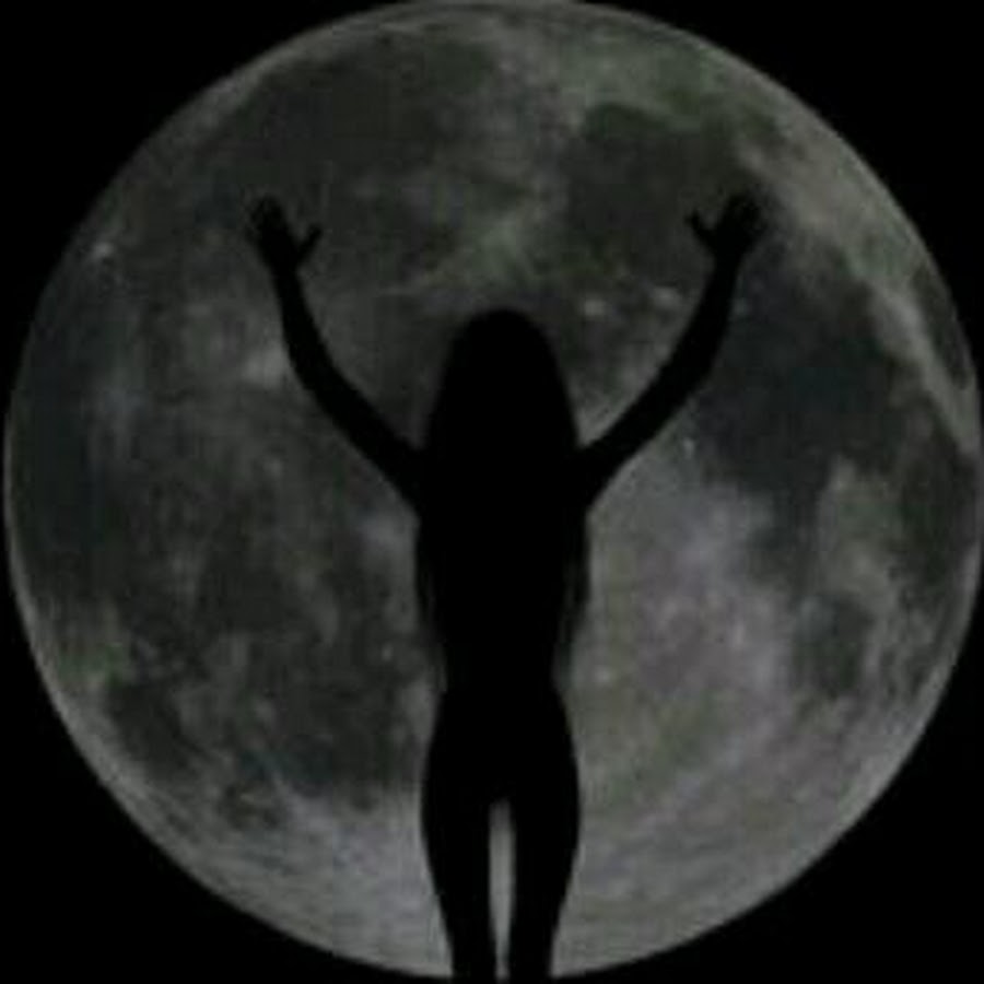 Луна мужчины марс женщины. Полнолуние девушка. Женщина Луна режущая круг. Луна череп девушка.