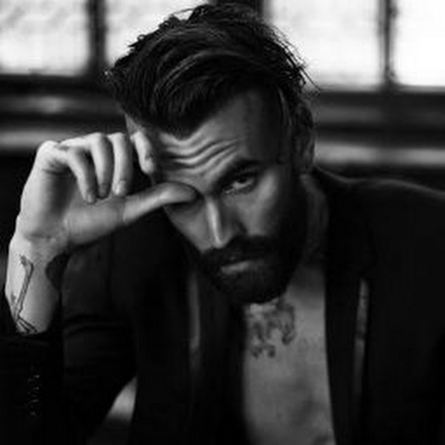 Мужчина с бородой черно белое