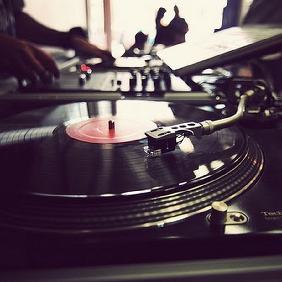 Диджей хеликс. Девушка диджей. Красивая девушка с наушниками. Музыка на всю. Наушники для девушек.