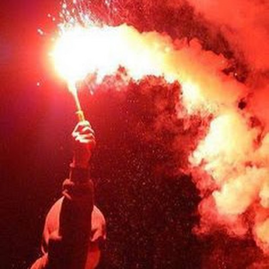 Фальшфейер горит. Фанаты фаеры. Фиксанутые фаер. Фальшфейер сигнальный красного огня. Красный сигнальный огонь.