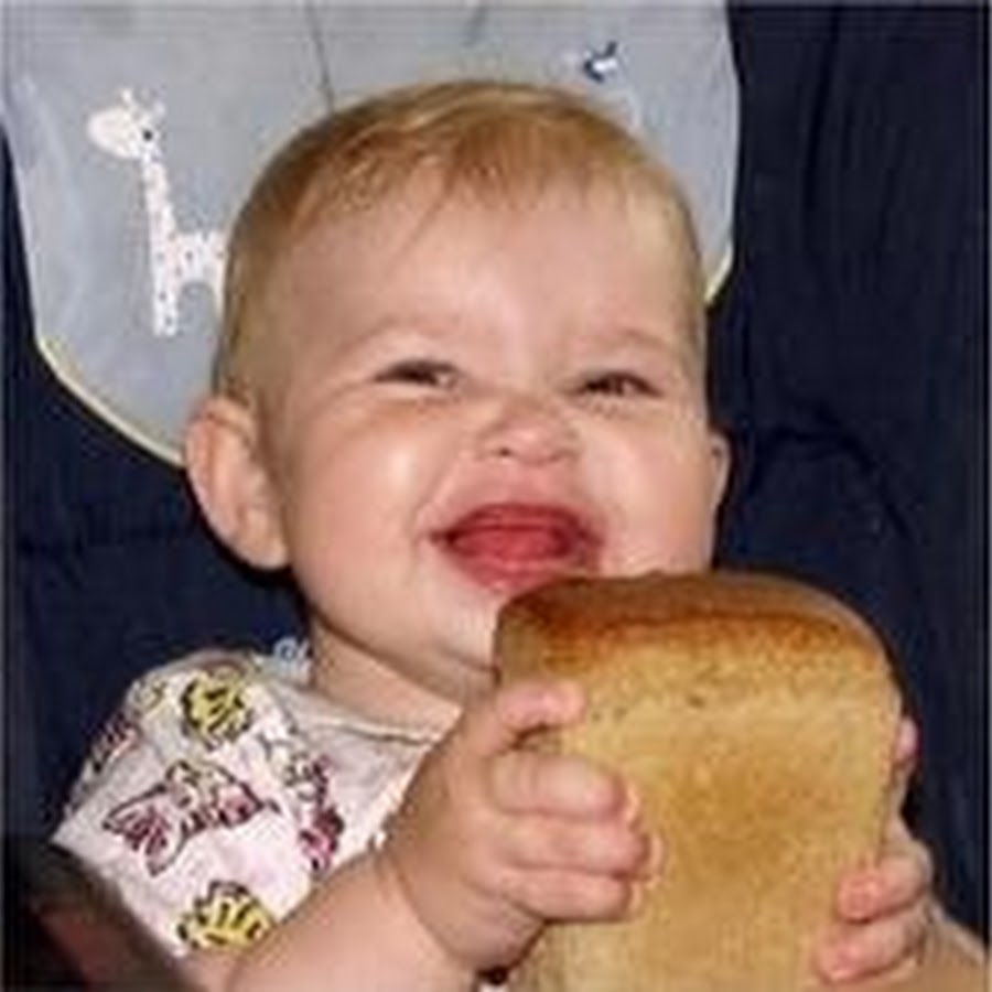Люблю есть корочки. Ребенок с булкой. Смешной хлеб. Хлеб для детей. Корка хлеба.