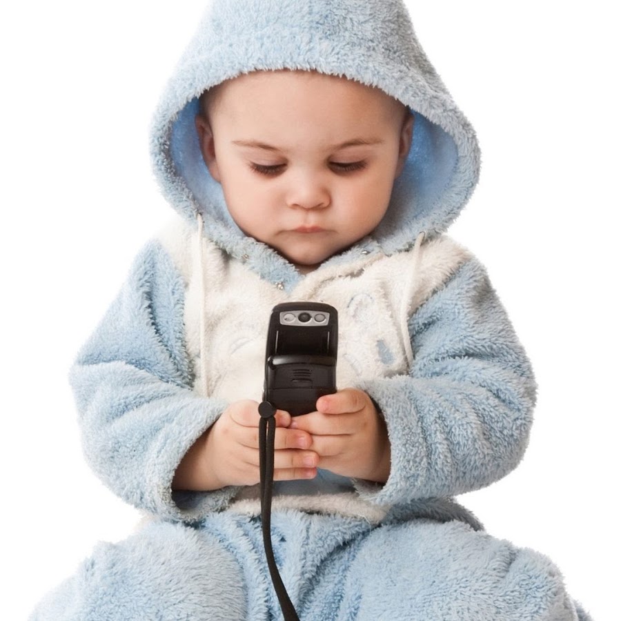Дети с телефонами с рождения. Ребенок с телефоном. Малыш с телефоном. Младенец с телефоном. Малыши и гаджеты.