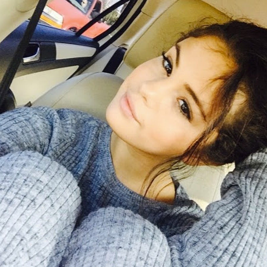 Девчонка в ванной делает селфи