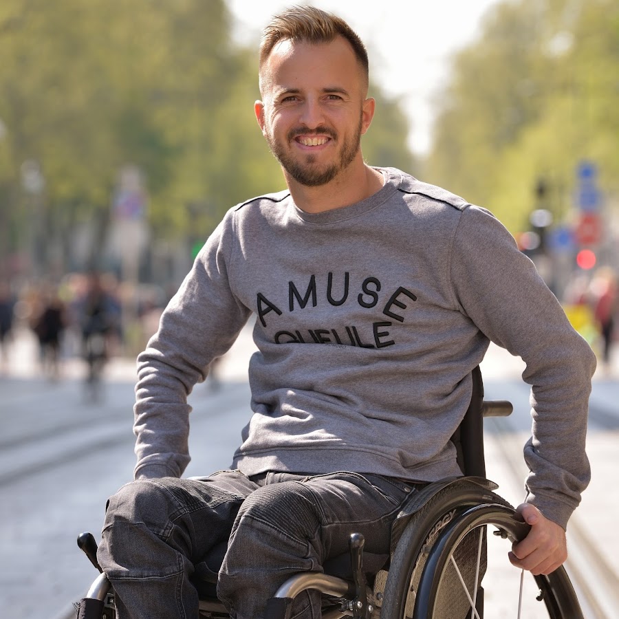 Roro Le Costaud - YouTube